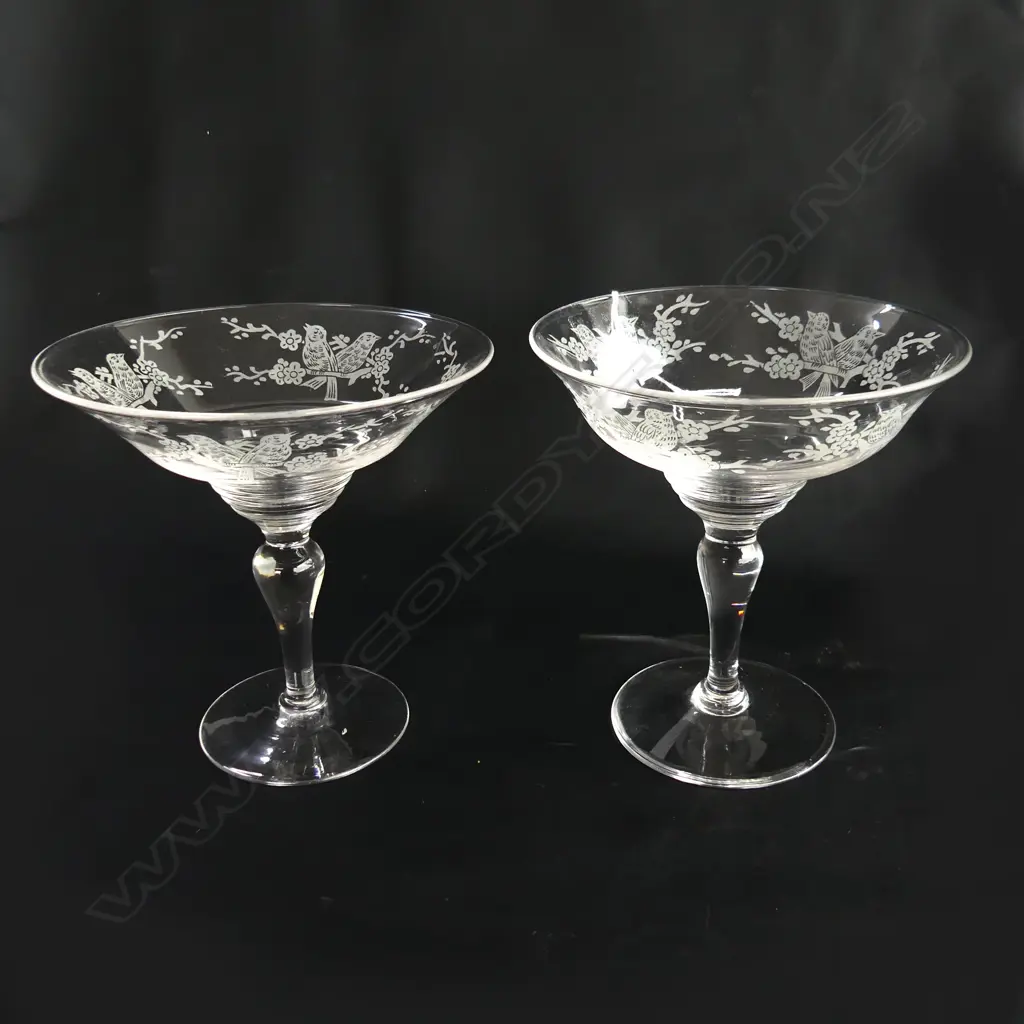 2 STUART CRYSTAL COMPORTS WITH ETCHED BIRD DECORATION H. 170mm, 175mm Image 1++