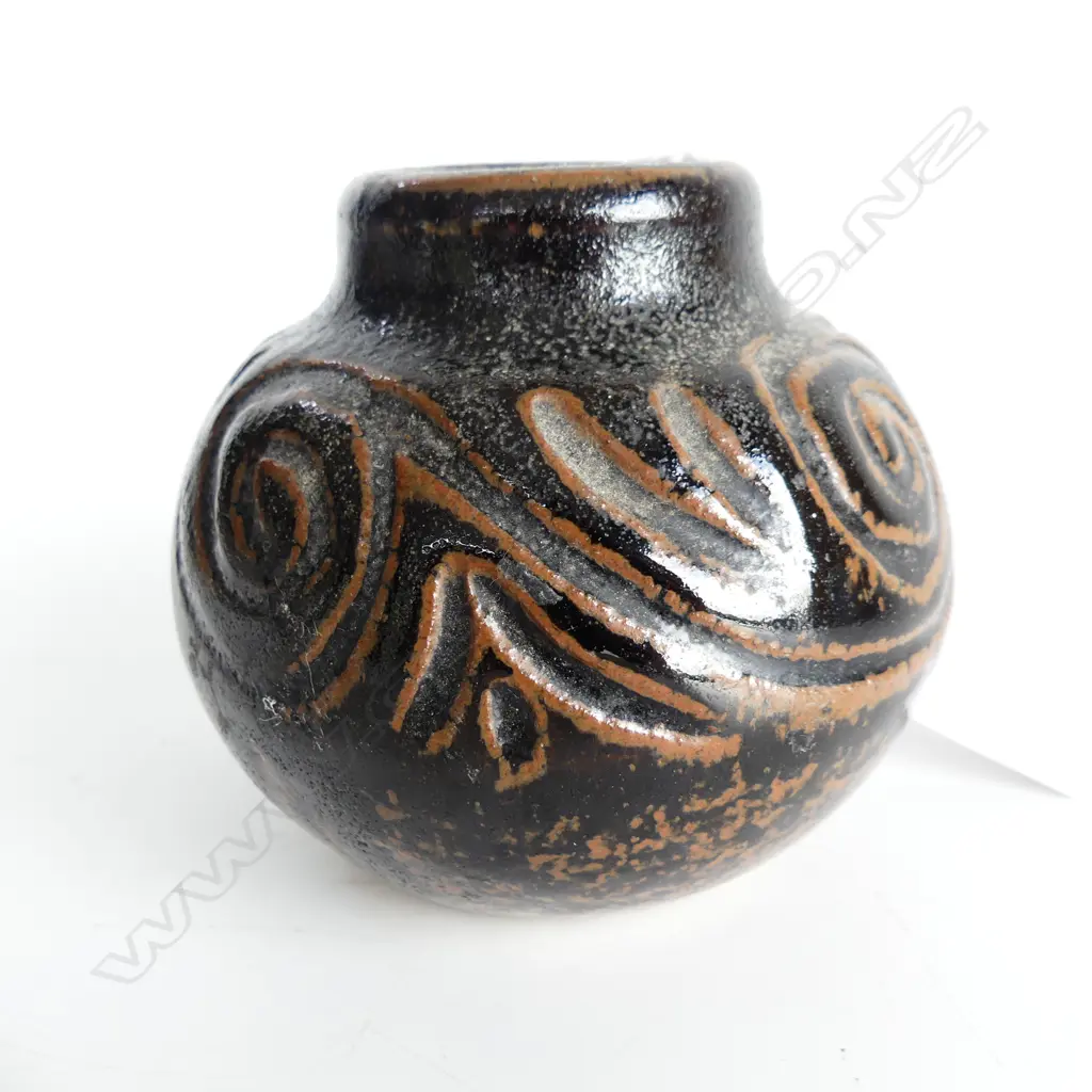 DOREEN BLUMHARDT OVOID VASE WITH KORU DECORATION .H 95mm Image 1++