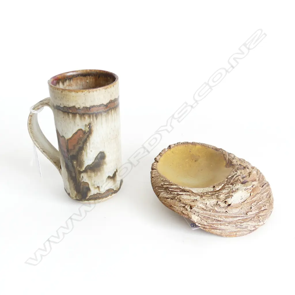DORIS DUTCH COFFEE MUG & DORIS DUTCH HANGING SEDGE VASE Image 1++
