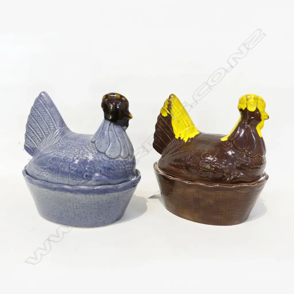 2 CHICKEN LIDDED DISHES, 1 BROWN GLAZE, 1 BLUE GLAZE L. 230mm Image 1++