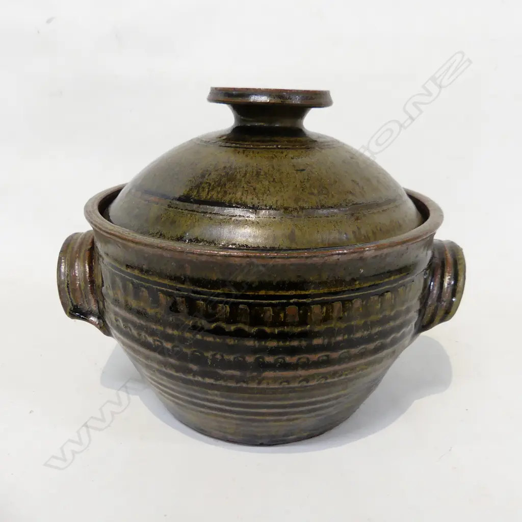 CARRICK OLIVER STUDIO POTTERY LIDDED CASSEROLE 195mm dia Image 1++