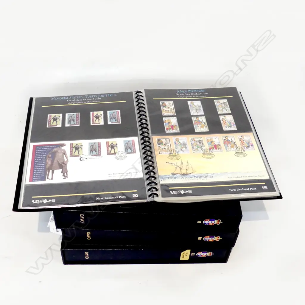 3 DAVO STAMP ALBUMS OF NZ STAMPS + FOLDER OF NZ FDC'S Image 1++