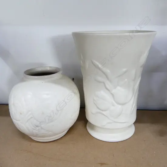 2 SPODE VELAMOUR WHITE VASES, H. 200 & 150mm