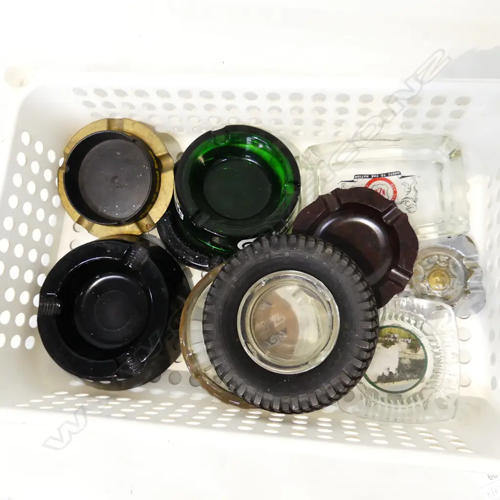 TRAY ASST. VINTAGE ASHTRAYS Image 1++
