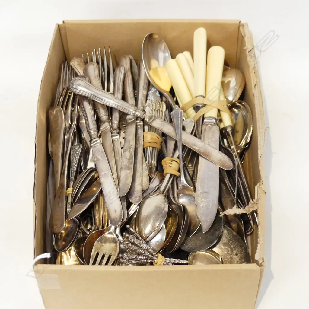 BOX LOT ASST. CUTLERY INCL. 6 STG APOSTLE SPOONS 30 GRAMS Image 1++