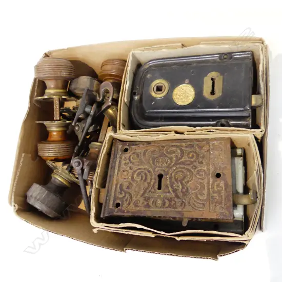 BOX LOT ANTIQUE DOOR HARDWARE, WOODEN KNOBS, KEY LOCKS ETC