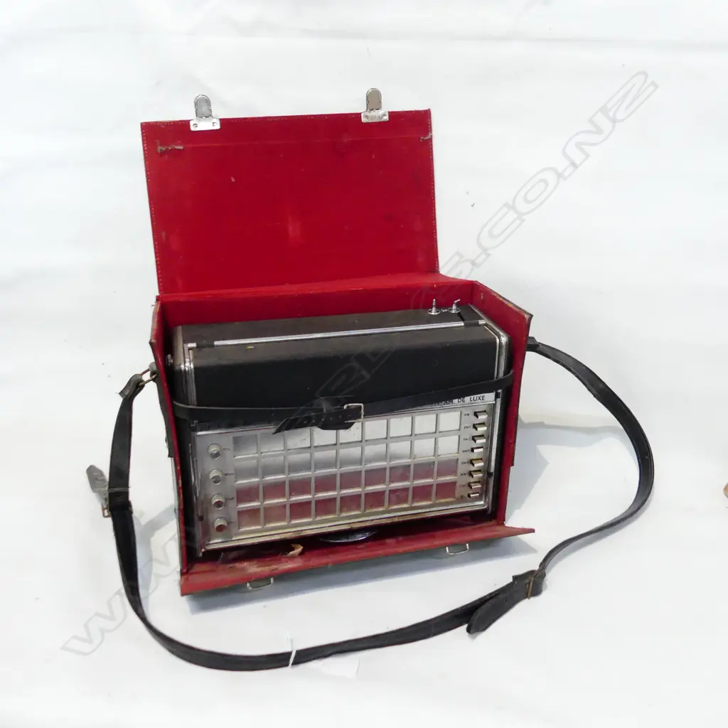 STYLISH VINTAGE PHILIPS RADIO, CASED W.390mm 'AM FM DE LUXE' Image 1++