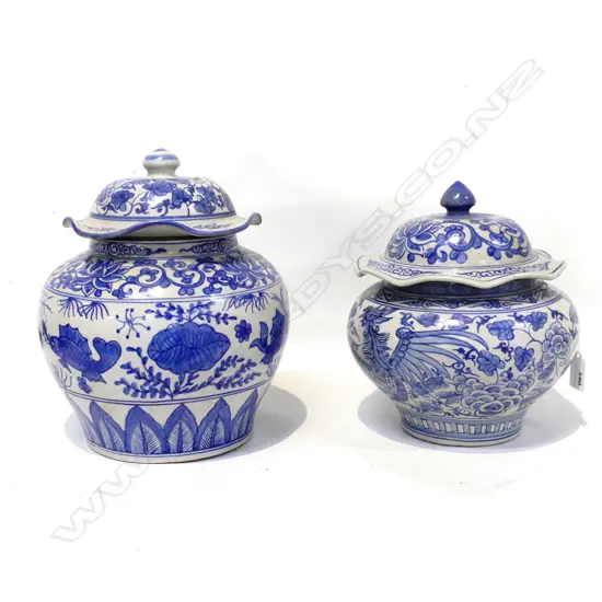 2 ORIENTAL B/W LIDDED VASES H.220 / 250mm
