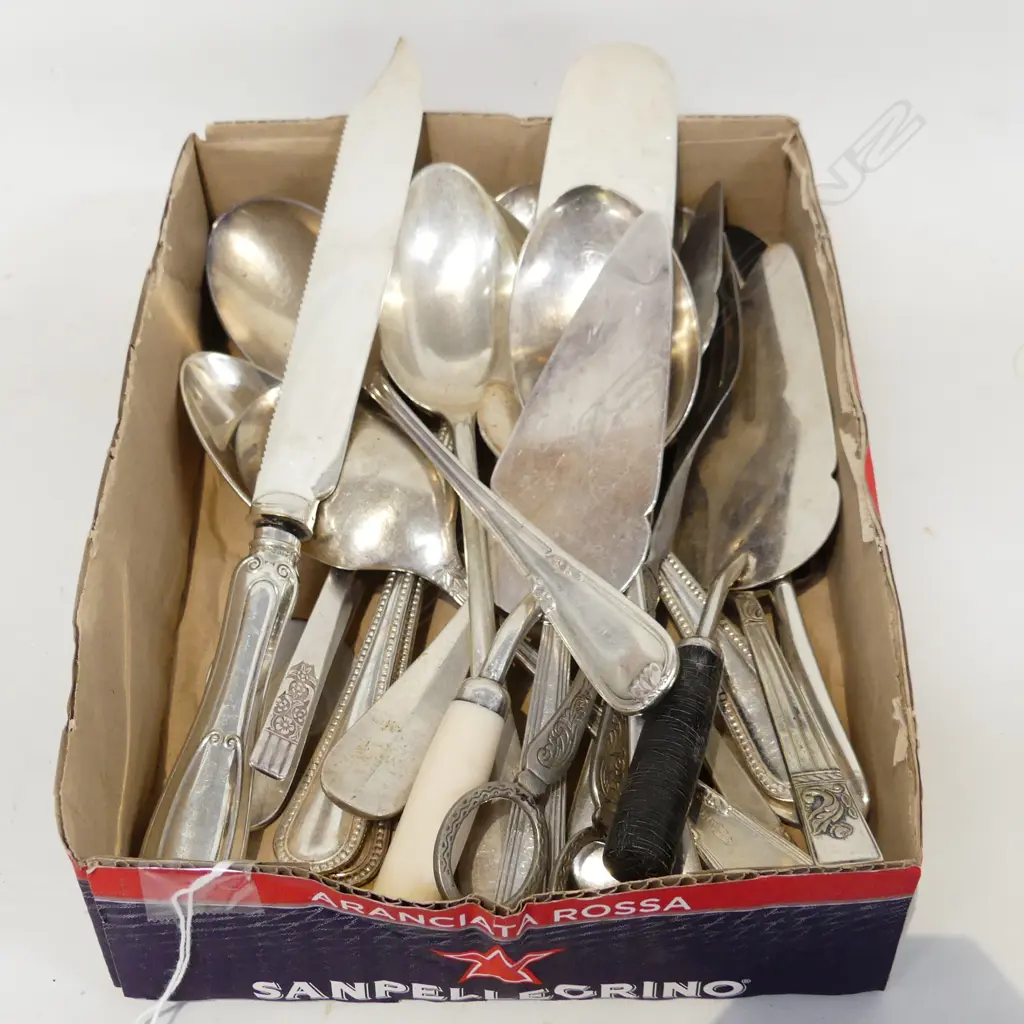 BOX VINTAGE SILVER PLATE INCL SERVING SPOONS, CAKE KNIFE, CAKE SLICES ETC.. Image 1++