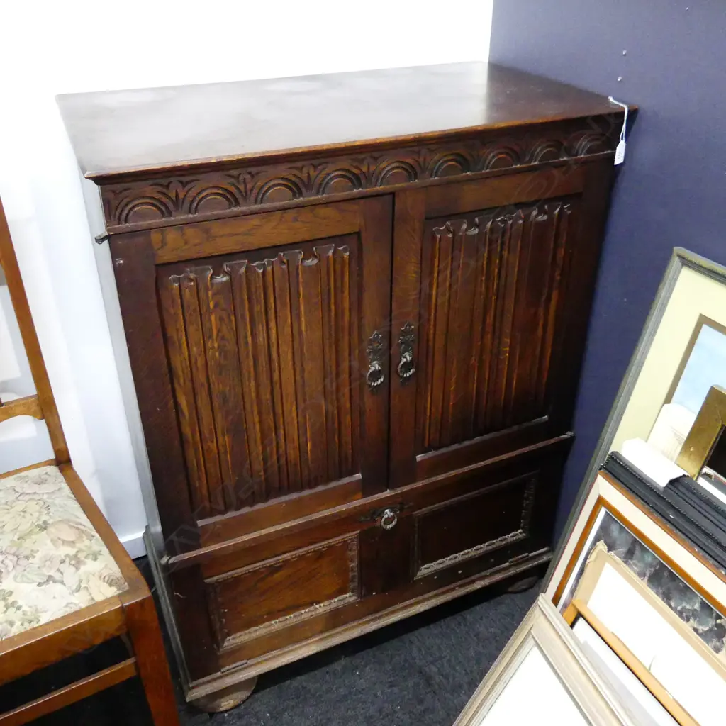 OAK CABINET w. LINEN FOLD PANEL DOORS 830x465x1070mm Image 1++