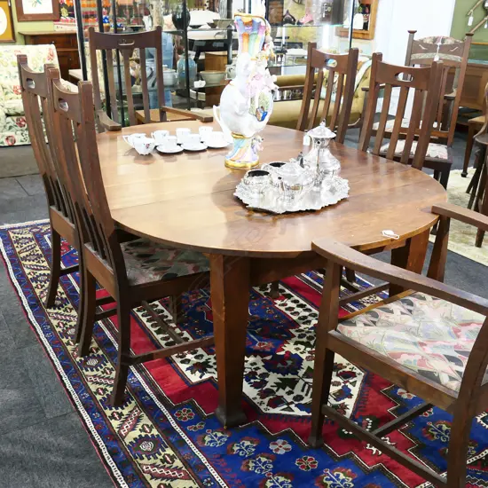 EARLY 20thC OAK DINING TABLE w. 1 LEAF + 6 SLAT BACK DINING CHAIRS (2 CARVERS)