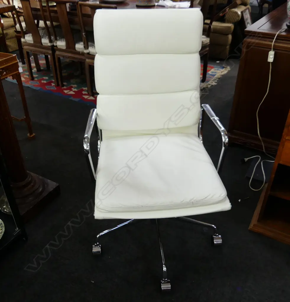 WHITE OFFICE CHAIR Image 1++