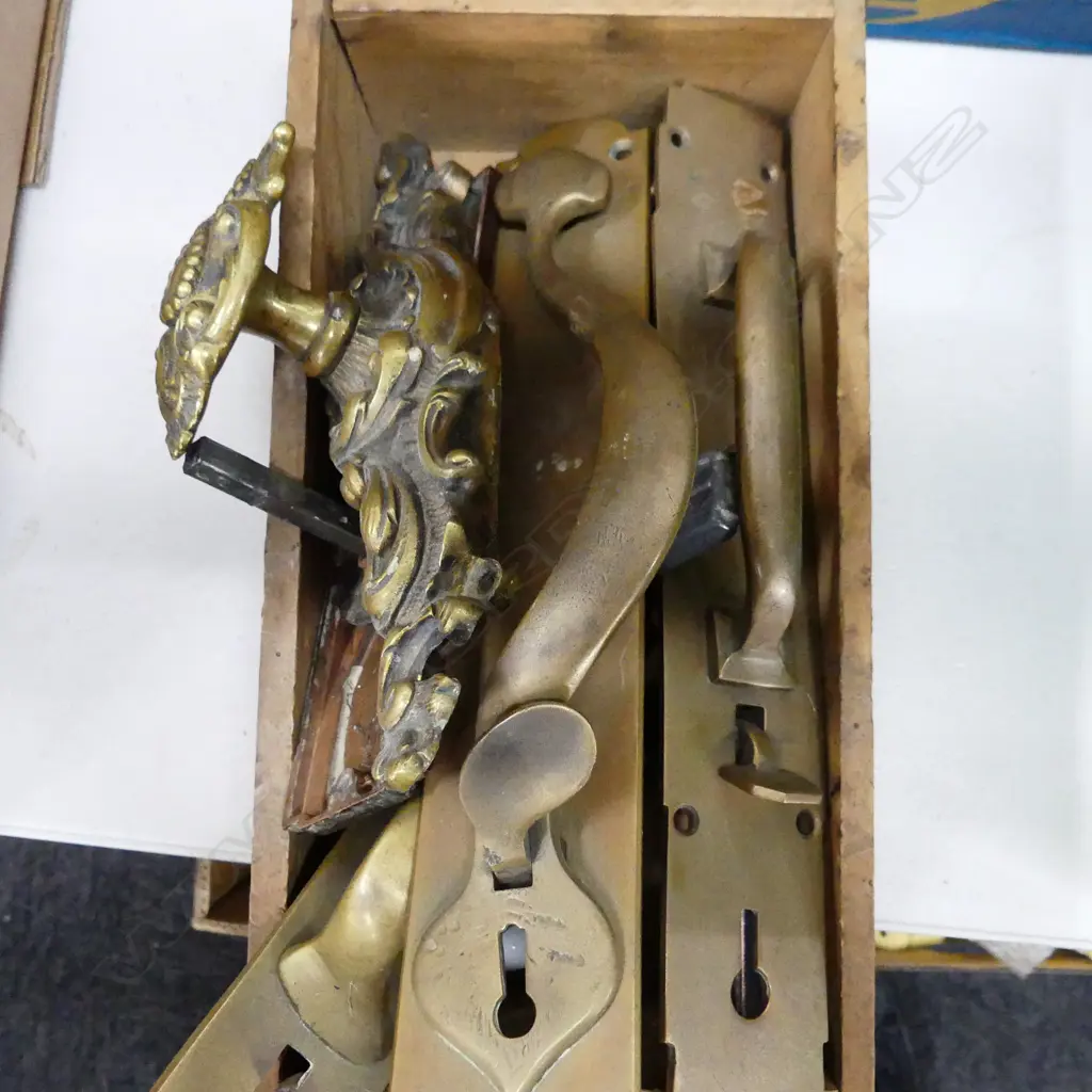 BOX LOT DOOR HANDLES; BRASS ETC Image 1++