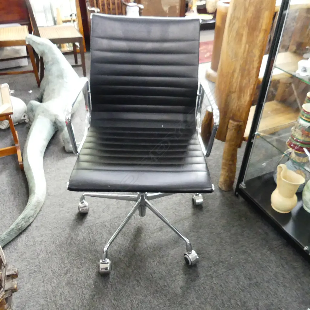 CONTEMPORARY OFFICE CHAIR - 2 small holes Image 1++