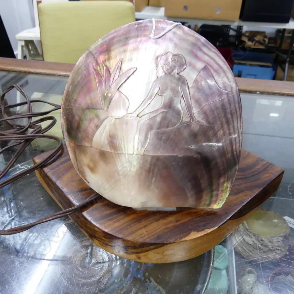 VINTAGE CARVED SHELL LAMP 205x210x190mm Image 1++