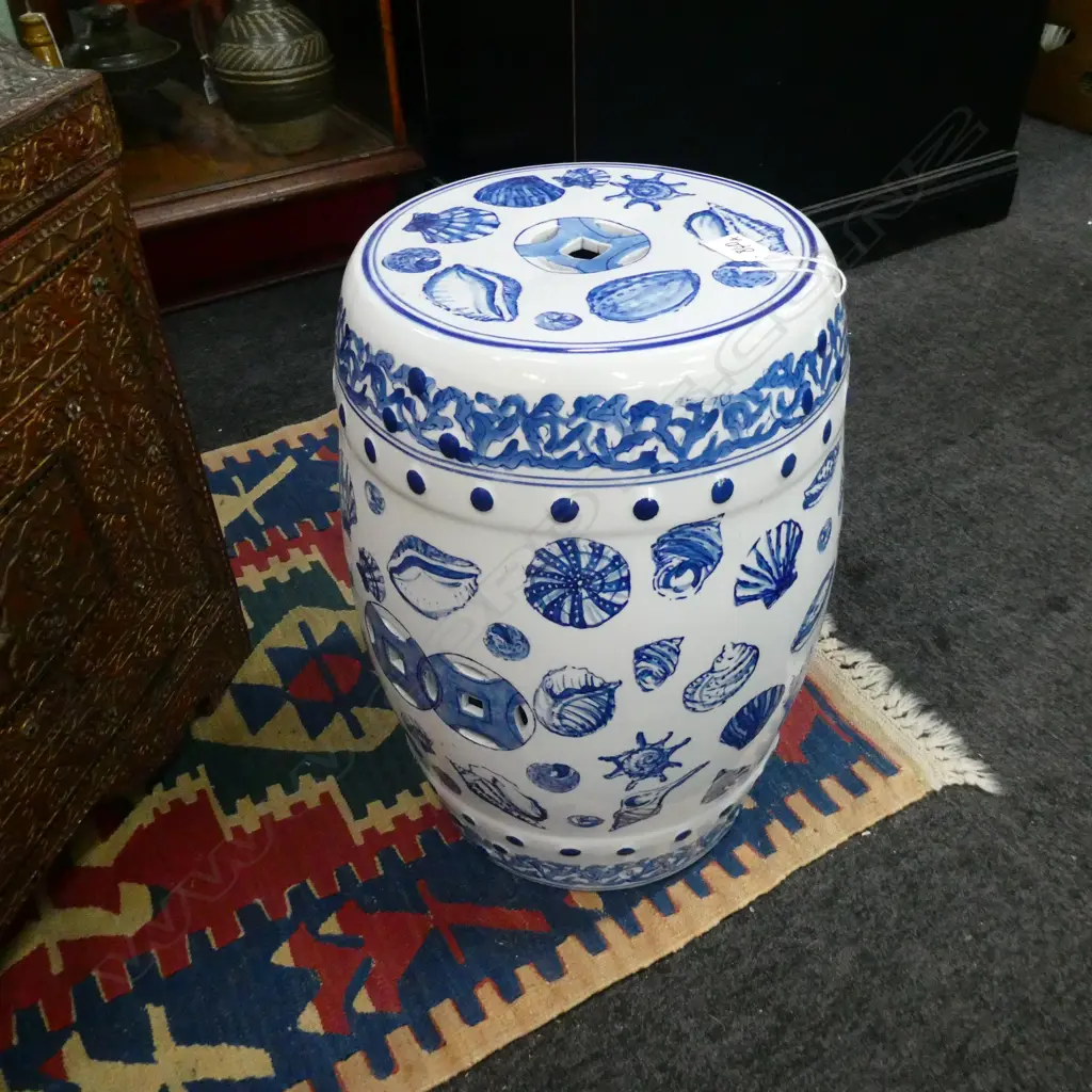 B/W ORIENTAL GARDEN STOOL w. SEASHELL DESIGN H.450mm Image 1++