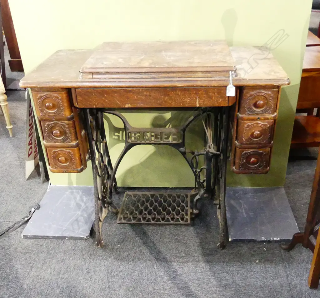 VINTAGE OAK SINGER TREADLE SEWING MACHINE (AF) Image 1++