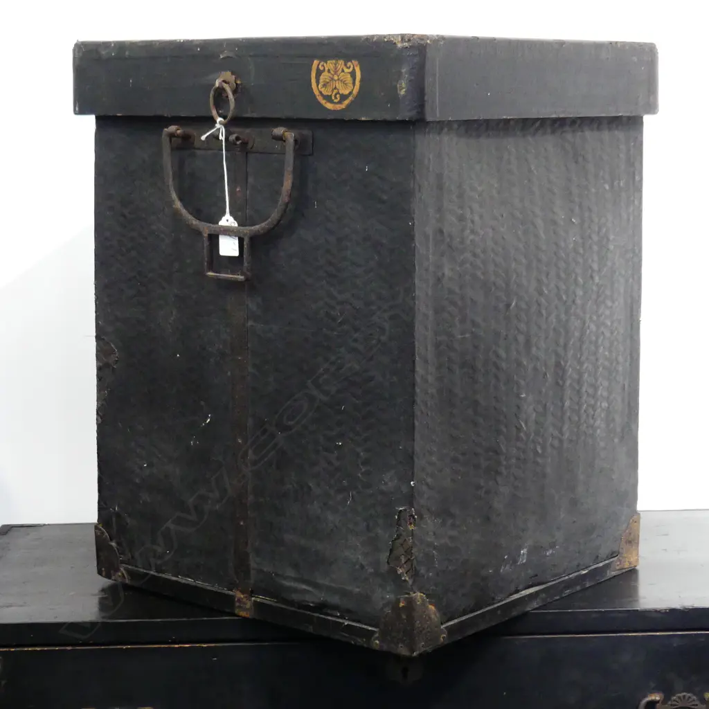 19TH C SAMURAI ARMOUR CARRIER ‘YOROI BITSU’. WOVEN AND LACQUERED BAMBOO W SAMURAI FAMILY CREST ‘GOTAKUBA CLAN’. H.525mm Image 1++