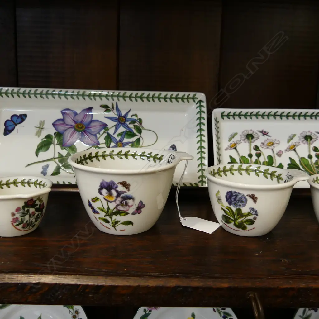 8 PCES PORTMEIRION; 2 RECTANGULAR TRAYS, 135x295mm, 2 OVAL PIE DISHES, 4 MEASURING CUPS Image 1++