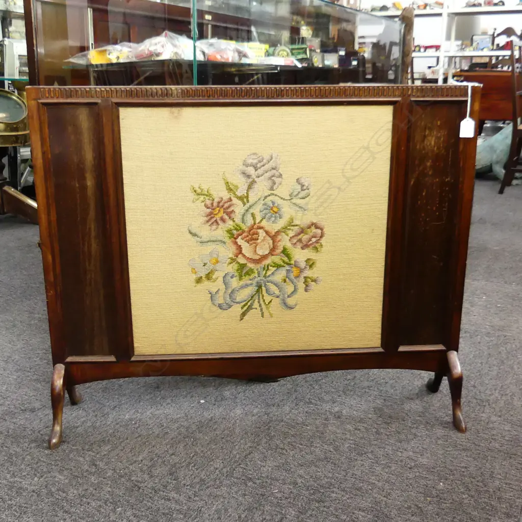 WOODEN FIRE SCREEN w. EMBROIDERED PANEL W.865mm Image 1++