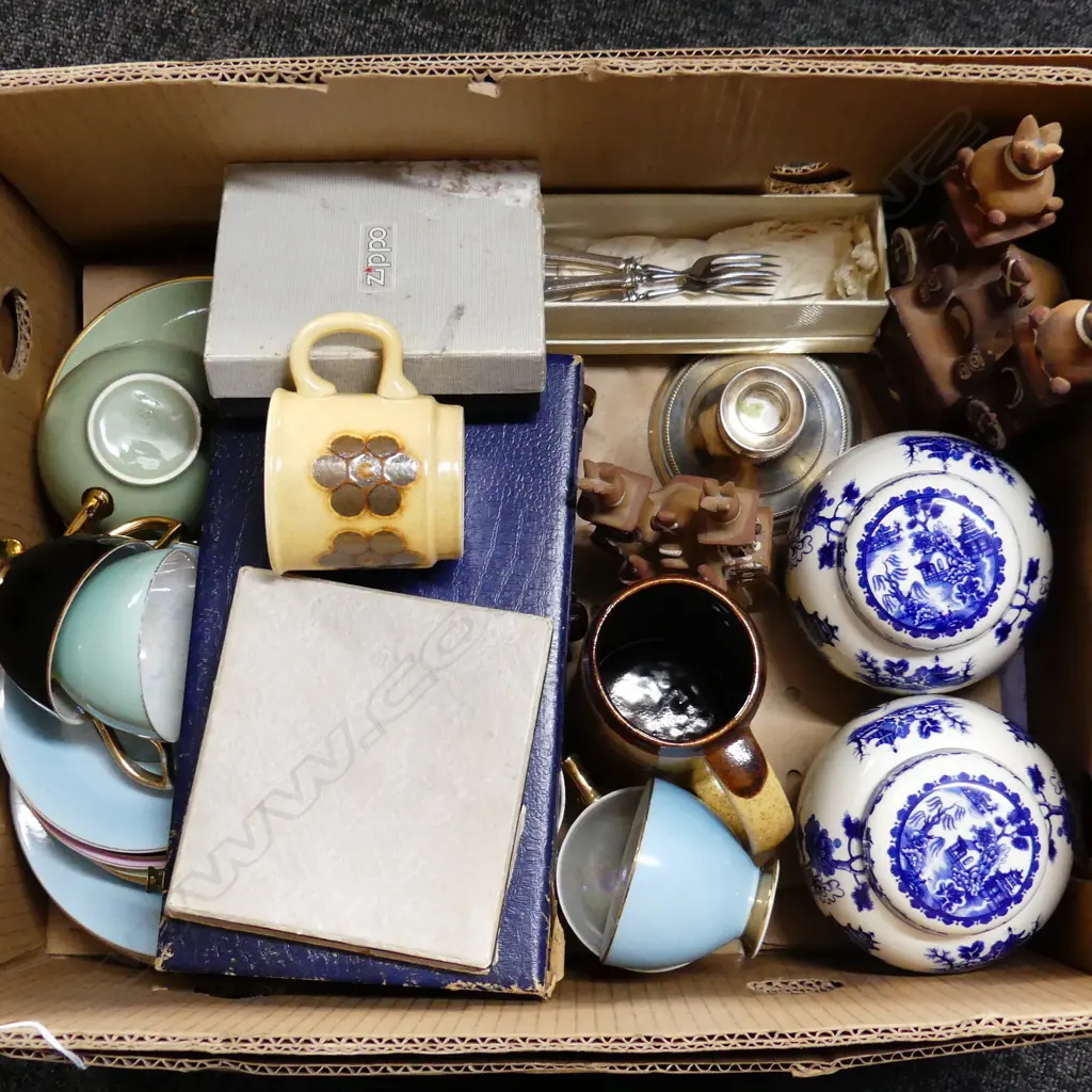 BOX LOT CHINA EP B/W GINGER JARS ETC  Image 1++