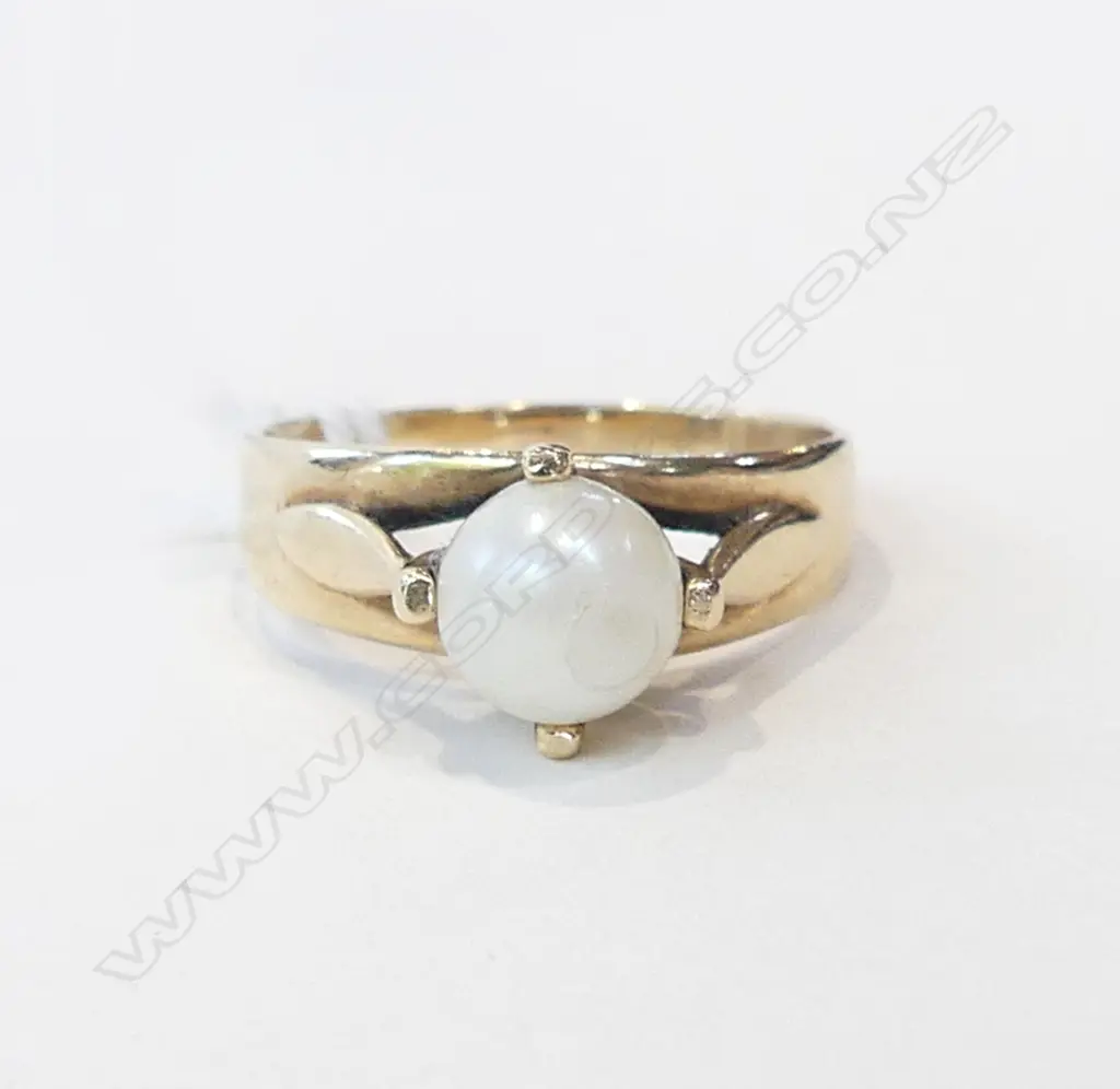 9CT GOLD & PEARL RING 2.76gms Image 1++