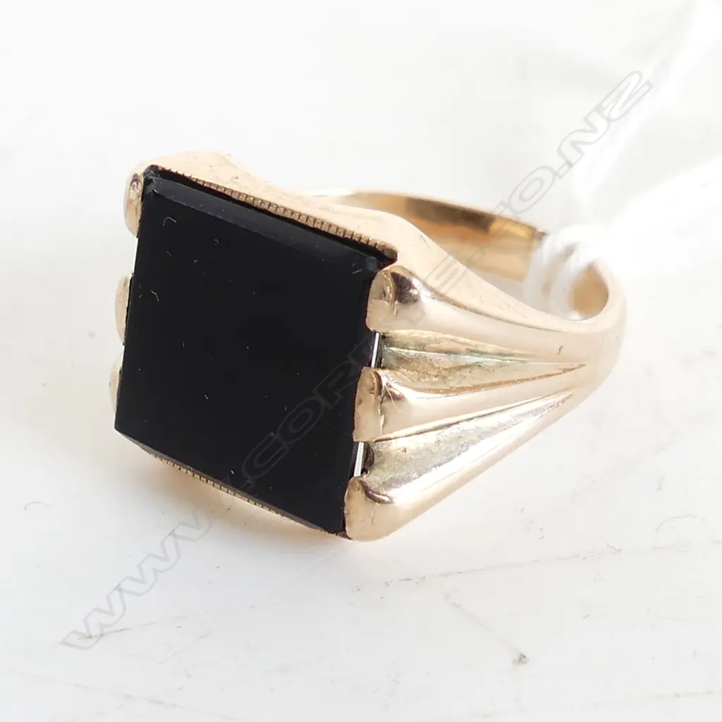9CT GOLD AND ONYX GENT'S RING 5 grams Image 1++