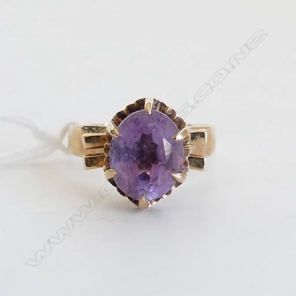 9CT GOLD AMETHYST SET DRESS RING, 4.4gms fault to stone Image 1++
