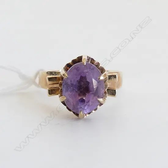 9CT GOLD AMETHYST SET DRESS RING, 4.4gms fault to stone