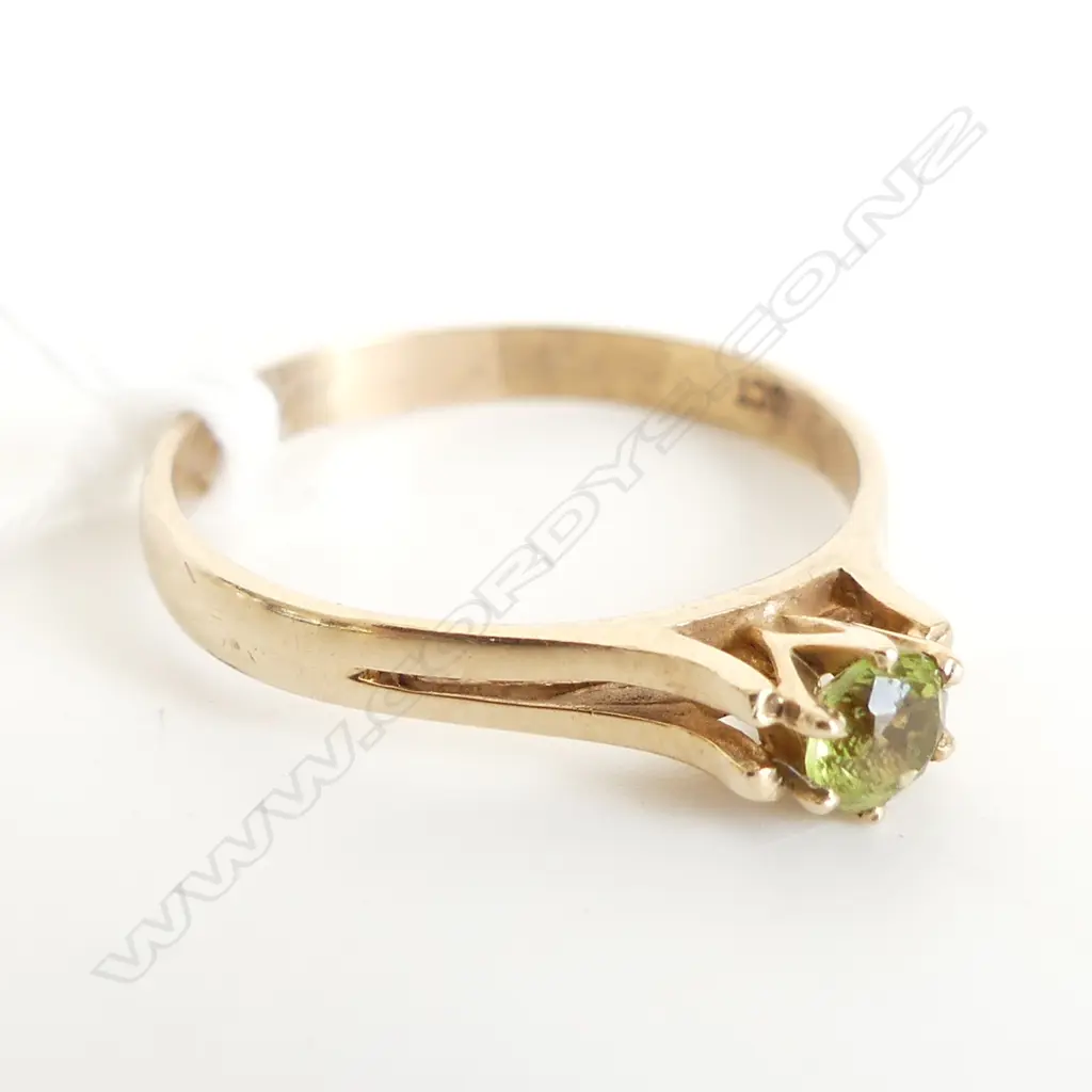 9CT PERIDOT RING 1.9 GRAMS size P 1/2 Image 1++
