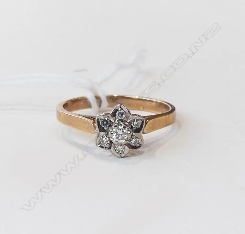 9ct GOLD & 5 DIAMOND CLUSTER RING 2.38gms Image 1++