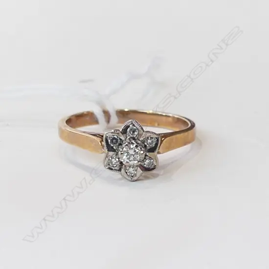 9ct GOLD & 5 DIAMOND CLUSTER RING 2.38gms