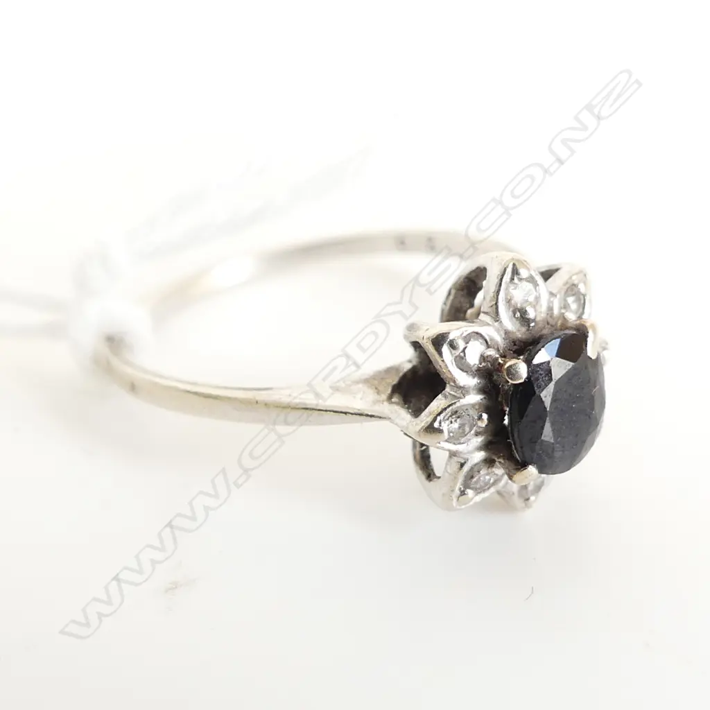 SMALL 9CT WHITE GOLD & BLACK STONE RING 1.4 GRAMS Image 1++