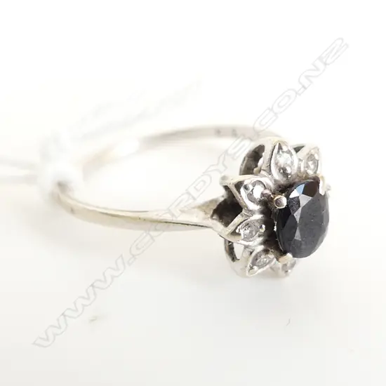 SMALL 9CT WHITE GOLD & BLACK STONE RING 1.4 GRAMS
