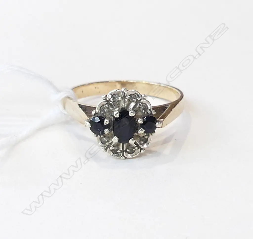 9ct GOLD 3 SAPPHIRE & DIAMOND CLUSTER RING 2.57gms Image 1++