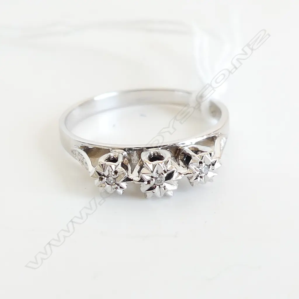 9CT WHITE GOLD & 3 DIAMOND RING 2.62gms Image 1++