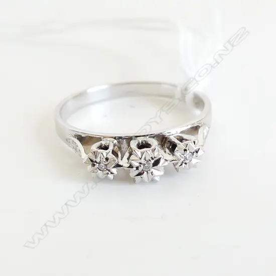 9CT WHITE GOLD & 3 DIAMOND RING 2.62gms