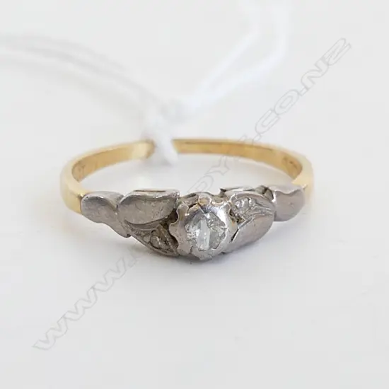 18CT GOLD & PALLADIUM DIAMOND RING, 2.6gms DIAMOND WITH FAULTS