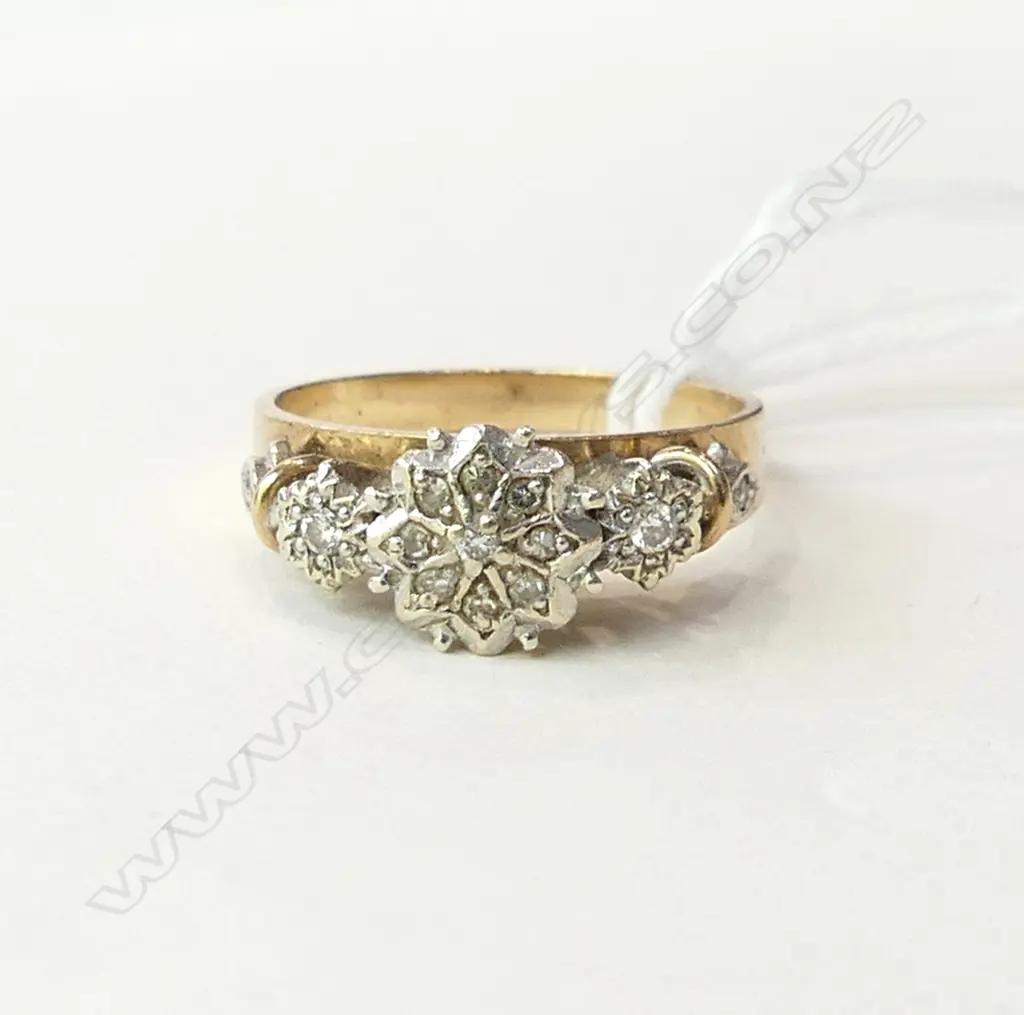 9ct GOLD & DIAMOND CLUSTER RING 3,5gms Image 1++