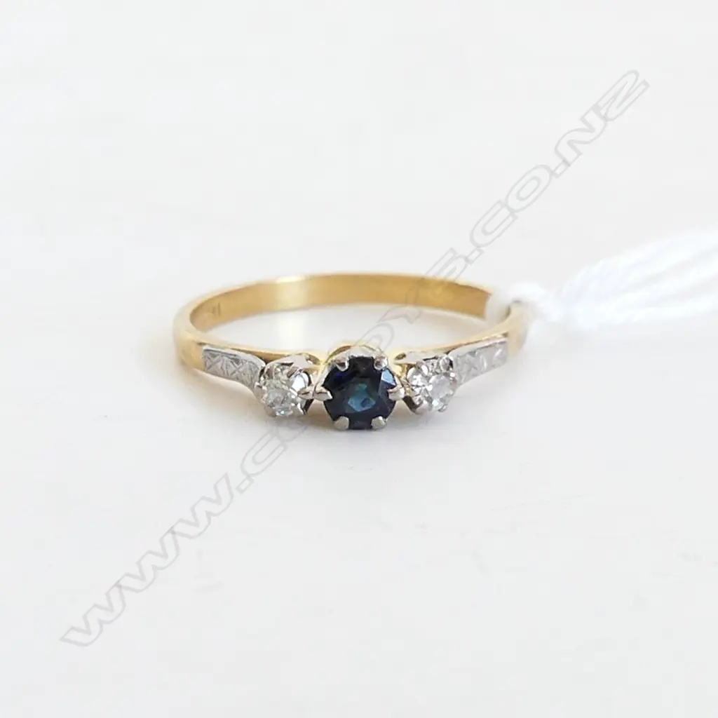 18CT GOLD SAPPHIRE & DIAMOND RING, 0.13CT, 2.6gms Image 1++