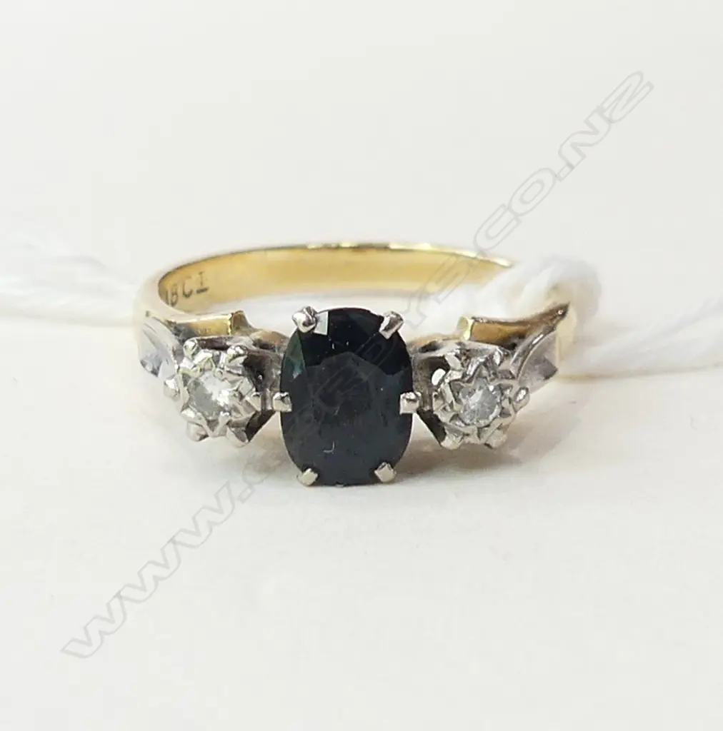 18ct GOLD SAPPHIRE & 2 DIAMOND RING 3.83gms Image 1++