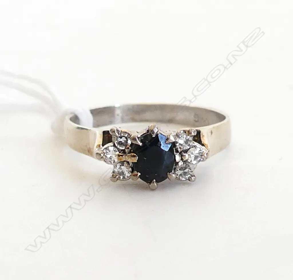 9CT WHITE GOLD SAPPHIRE & DIAMOND RING, 0.15CT, 2.3gms Image 1++