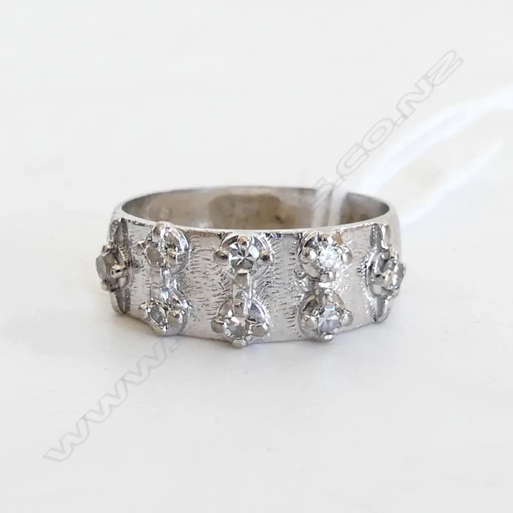 18CT WHITE GOLD DIAMOND SET RING, 0.3CT, 4.2gms Image 1++