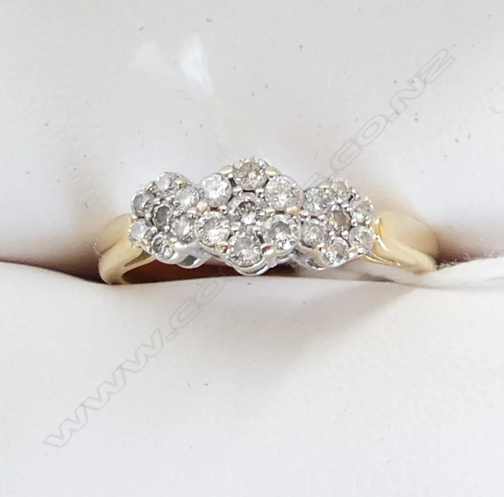 18CT MHJ GOLD 3 CLUSTER DIAMOND RING, 21 DIAMONDS APPROX 0.50CT, W VALUATION  Image 1++