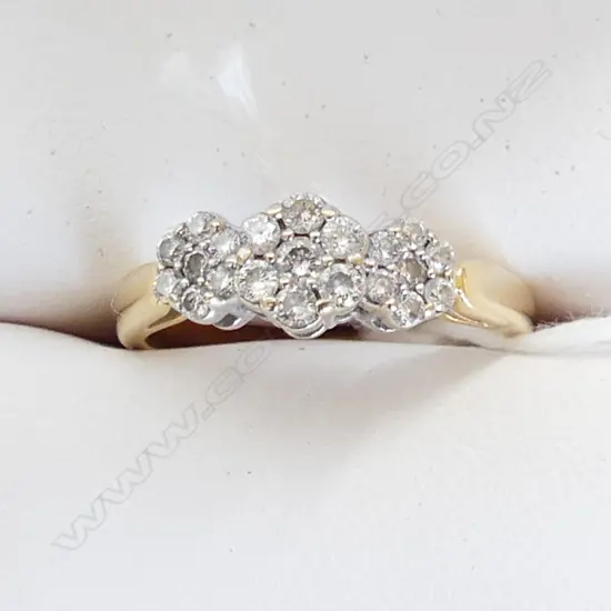 18CT MHJ GOLD 3 CLUSTER DIAMOND RING, 21 DIAMONDS APPROX 0.50CT, W VALUATION 