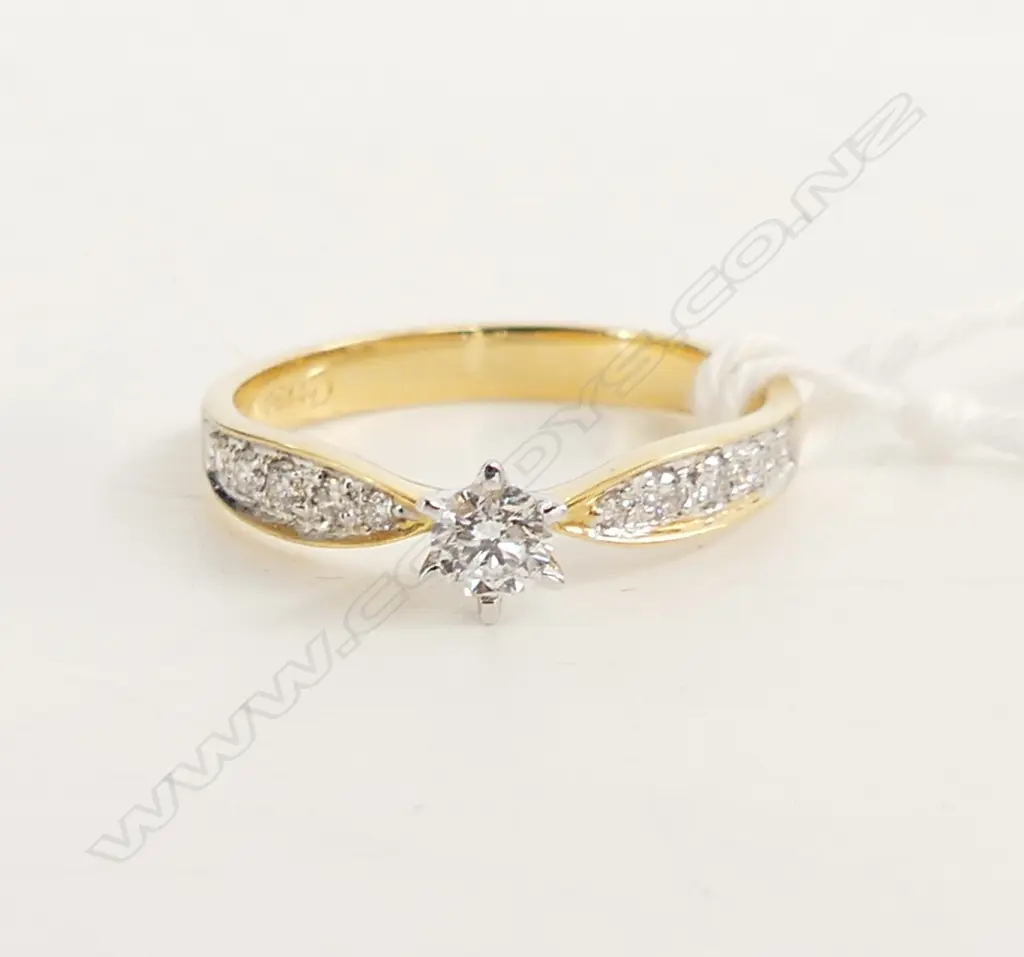 18CT YELLOW & WHITE GOLD SOLITAIRE RING WITH 5 SHOULDER DIAMONDS EA SIDE, .19CT WITH VALUATION 2.6gms Image 1++