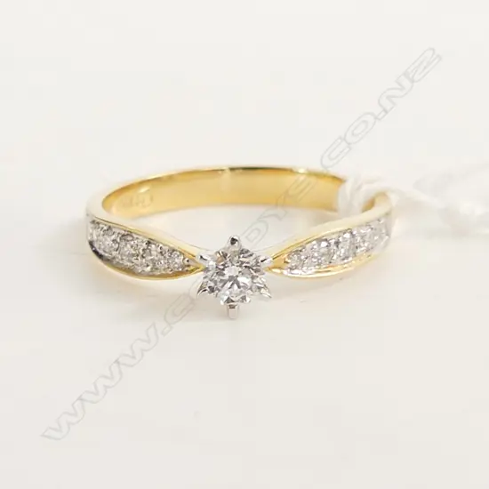 18CT YELLOW & WHITE GOLD SOLITAIRE RING WITH 5 SHOULDER DIAMONDS EA SIDE, .19CT WITH VALUATION 2.6gms