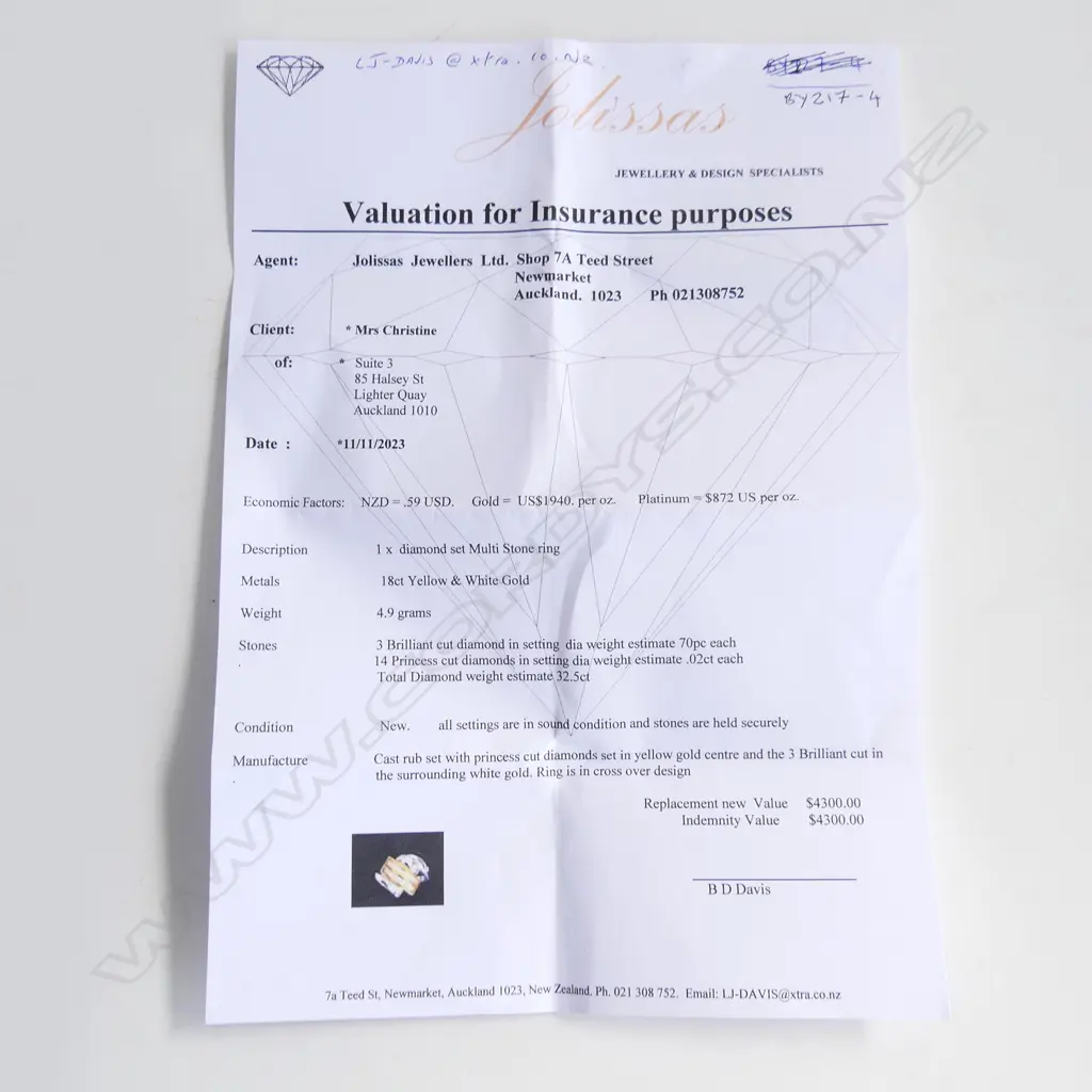 18CT WHITE & YELLOW GOLD  DIAMOND MULTI STONE RING; 3 DIAMOND CUT & 14 PRINCESS CUT, WITH VALUAITON Image 1++