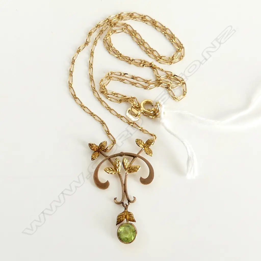 9CT GOLD EDW PENDANT ON 18CT GOLD CHAIN   4 grams Image 1++