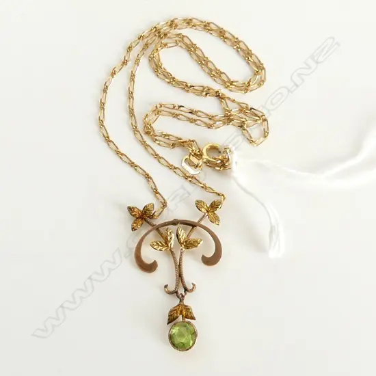 9CT GOLD EDW PENDANT ON 18CT GOLD CHAIN   4 grams